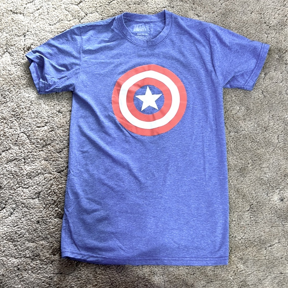Men’s captain America T-shirt, size small, 34–36
